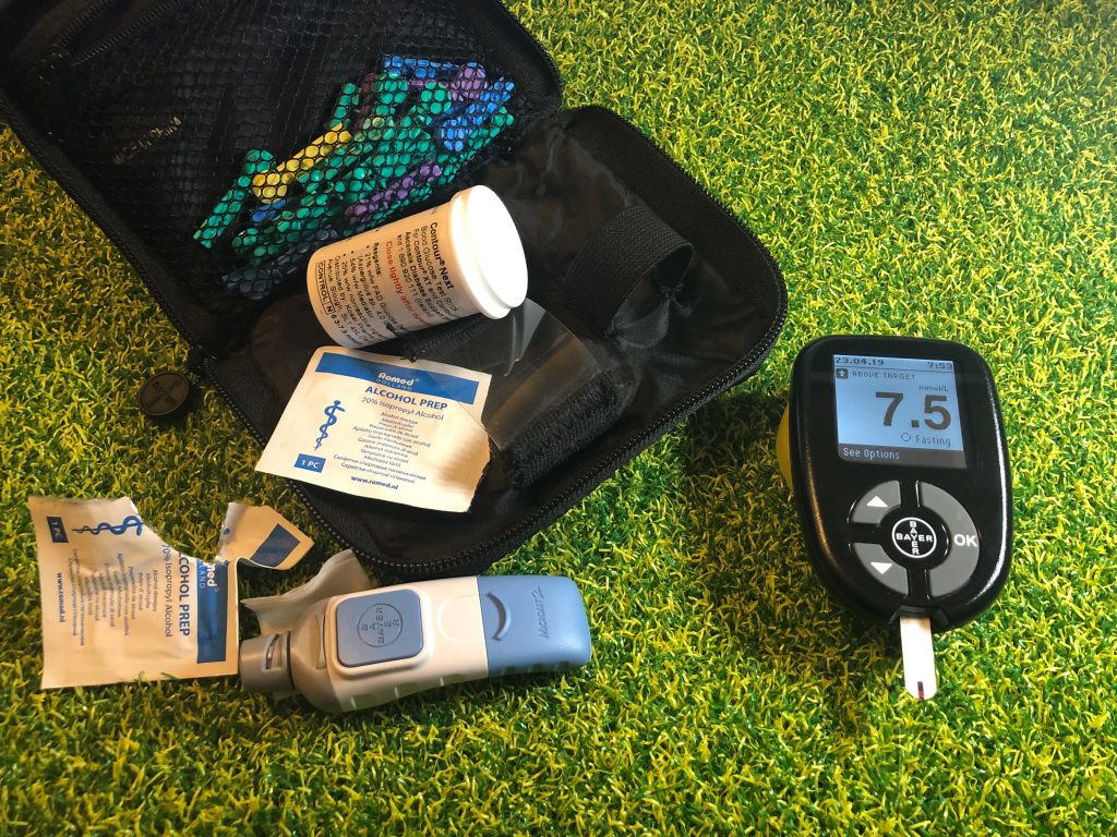 Blood glucose testing kit